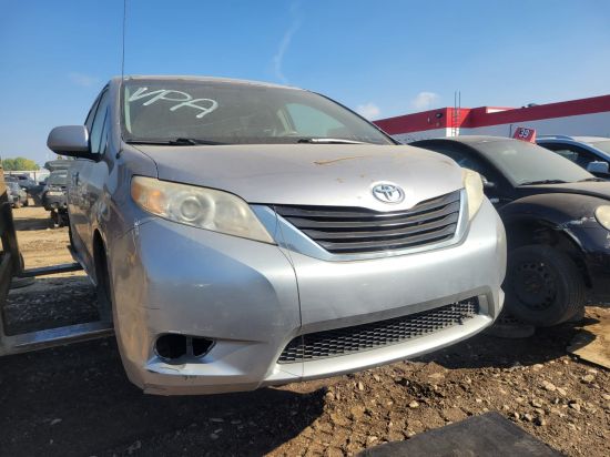 2011 TOYOTA SIENNA
